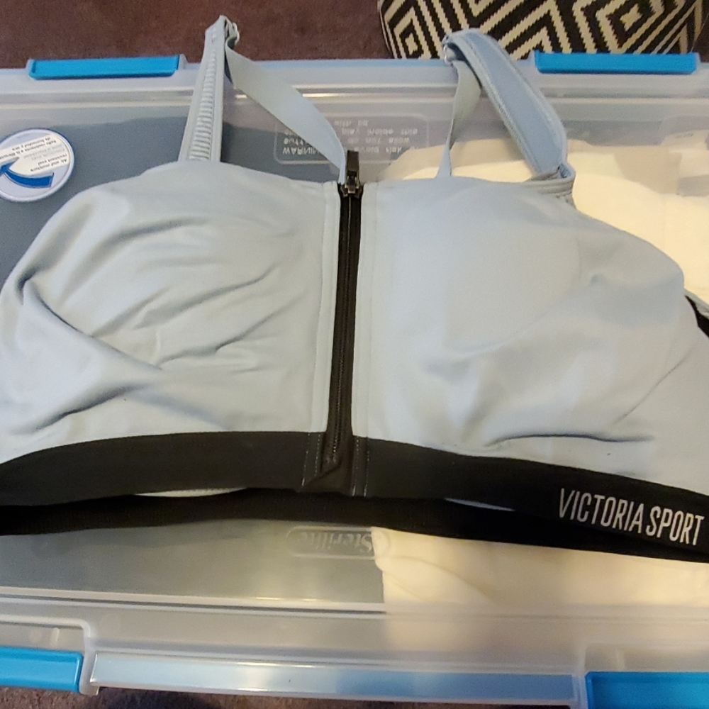 Victoria Secret 38dd sports bra clip & zip